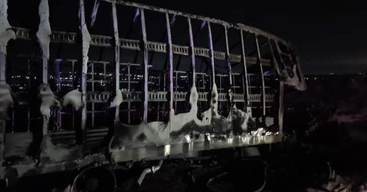 Se incendia tráiler cargado con bidones de huachicol en Hidalgo