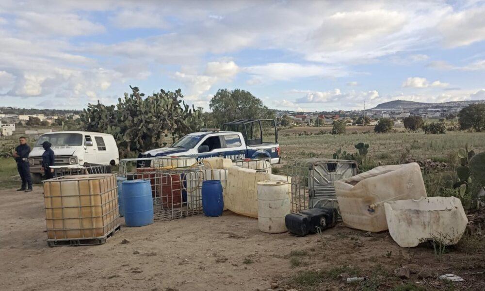 Camino de terracería,transportaba tambos y garrafas con huachicol