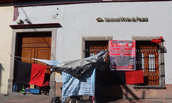 TRABAJADORES DEL MONTE DE PIEDAD EXIGEN QUE ARTURO ZAYÚN ACLARE ENRIQUECIMIENTO MILLONARIO