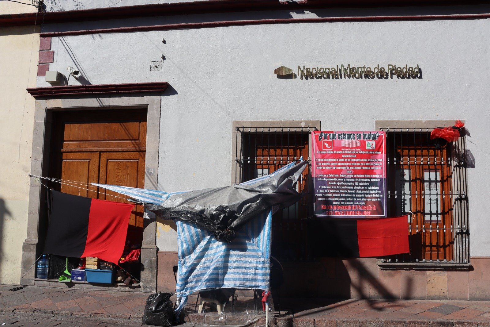 TRABAJADORES DEL MONTE DE PIEDAD EXIGEN QUE ARTURO ZAYÚN ACLARE ENRIQUECIMIENTO MILLONARIO