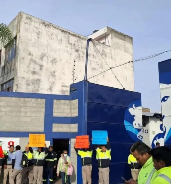 Sectores internos de la CROC han elevado la presión contra su dirigencia nacional tras denunciar presuntas violaciones a los estatutos, imposición de decisiones y uso de violencia en diversas entidades del país. Las acusaciones apuntan a hechos ocurridos en Veracruz, Nuevo León y Jalisco, donde integrantes del sindicato afirman que se realizaron intervenciones sin apego a la normatividad interna. Según los denunciantes, estas acciones desconocieron la autonomía de las estructuras locales y profundizaron la confrontación interna. El señalamiento más grave se relaciona con el presunto uso de violencia contra instalaciones sindicales, un hecho que, de acuerdo con expertos, rompe con los principios básicos del sindicalismo y genera un daño difícil de revertir en términos de legitimidad. Ante este panorama, la exigencia de destitución se ha convertido en una demanda central para los sectores inconformes, quienes consideran que la permanencia del actual liderazgo agrava la crisis. La situación coloca a la CROC ante un momento decisivo, en el que la resolución del conflicto interno será clave para su estabilidad y credibilidad futura.