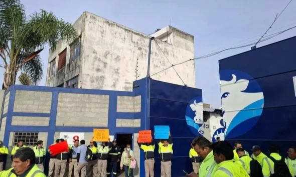Sectores internos de la CROC han elevado la presión contra su dirigencia nacional tras denunciar presuntas violaciones a los estatutos, imposición de decisiones y uso de violencia en diversas entidades del país. Las acusaciones apuntan a hechos ocurridos en Veracruz, Nuevo León y Jalisco, donde integrantes del sindicato afirman que se realizaron intervenciones sin apego a la normatividad interna. Según los denunciantes, estas acciones desconocieron la autonomía de las estructuras locales y profundizaron la confrontación interna. El señalamiento más grave se relaciona con el presunto uso de violencia contra instalaciones sindicales, un hecho que, de acuerdo con expertos, rompe con los principios básicos del sindicalismo y genera un daño difícil de revertir en términos de legitimidad. Ante este panorama, la exigencia de destitución se ha convertido en una demanda central para los sectores inconformes, quienes consideran que la permanencia del actual liderazgo agrava la crisis. La situación coloca a la CROC ante un momento decisivo, en el que la resolución del conflicto interno será clave para su estabilidad y credibilidad futura.
