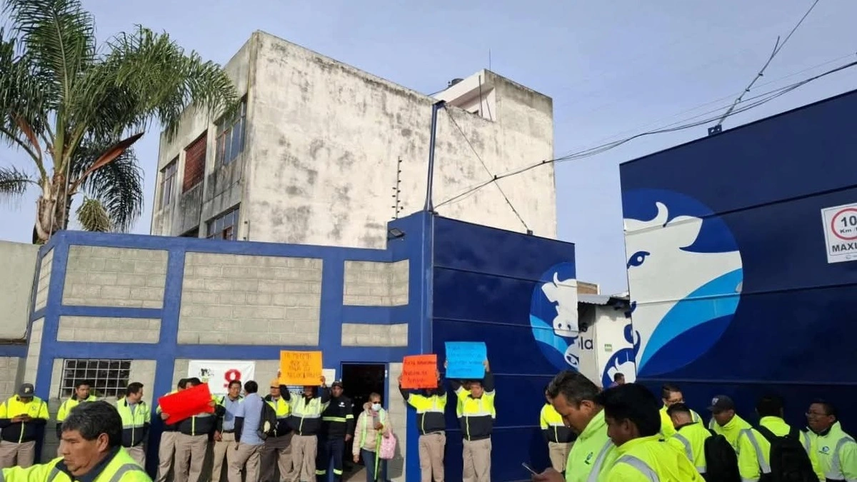 Sectores internos de la CROC han elevado la presión contra su dirigencia nacional tras denunciar presuntas violaciones a los estatutos, imposición de decisiones y uso de violencia en diversas entidades del país. Las acusaciones apuntan a hechos ocurridos en Veracruz, Nuevo León y Jalisco, donde integrantes del sindicato afirman que se realizaron intervenciones sin apego a la normatividad interna. Según los denunciantes, estas acciones desconocieron la autonomía de las estructuras locales y profundizaron la confrontación interna. El señalamiento más grave se relaciona con el presunto uso de violencia contra instalaciones sindicales, un hecho que, de acuerdo con expertos, rompe con los principios básicos del sindicalismo y genera un daño difícil de revertir en términos de legitimidad. Ante este panorama, la exigencia de destitución se ha convertido en una demanda central para los sectores inconformes, quienes consideran que la permanencia del actual liderazgo agrava la crisis. La situación coloca a la CROC ante un momento decisivo, en el que la resolución del conflicto interno será clave para su estabilidad y credibilidad futura.