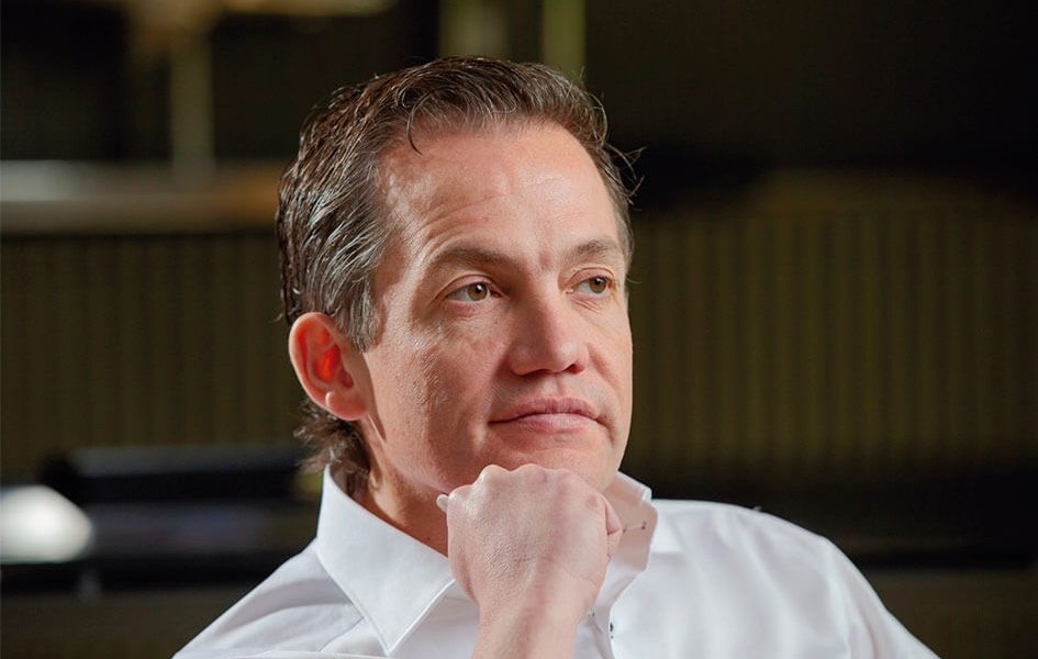 La emisión considera 1.4 millones de certificados en un rango estimado de 200 a 240 pesos por título. En un mercado dominado por fibras industriales y comerciales, Gustavo Tomé apuesta por un vehículo especializado exclusivamente en renta residencial. La operación representa una diversificación dentro del universo de instrumentos inmobiliarios listados en la BMV. La captación de 308 millones de pesos constituye la base de capital para un segmento que aún carece de escala institucional en México. La cotización bajo la clave “PLIFE” formaliza el ingreso de la vivienda en renta como activo bursátil estructurado. El desarrollo del fideicomiso dependerá de su capacidad para consolidar activos generadores de flujo en mercados urbanos estratégicos. Fuente: El CEO